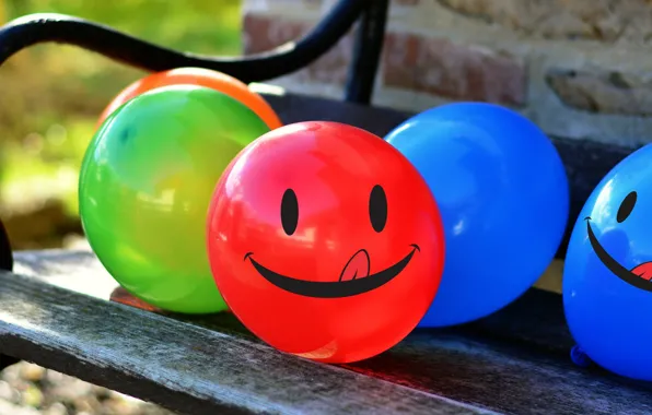 Шарики, скамейка, синий, красный, улыбка, зелёный, смайлик, воздушные шарики