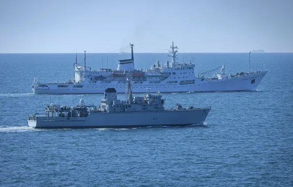 Сопровождение, тральщик HMS Cattistock, океанограф Адмирал Владимирский