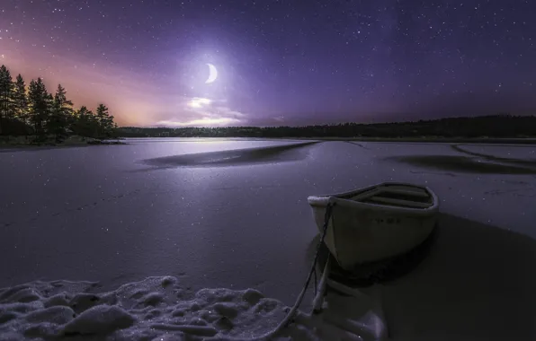 Картинка зима, снег, ночь, озеро, лодка, звёзды, месяц, мороз