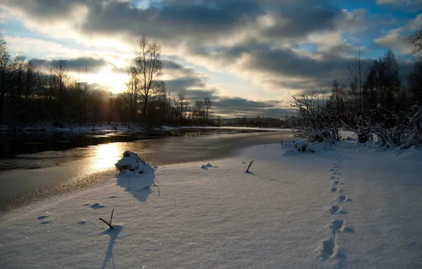 Картинка зима, небо, снег, следы, природа, река, фото