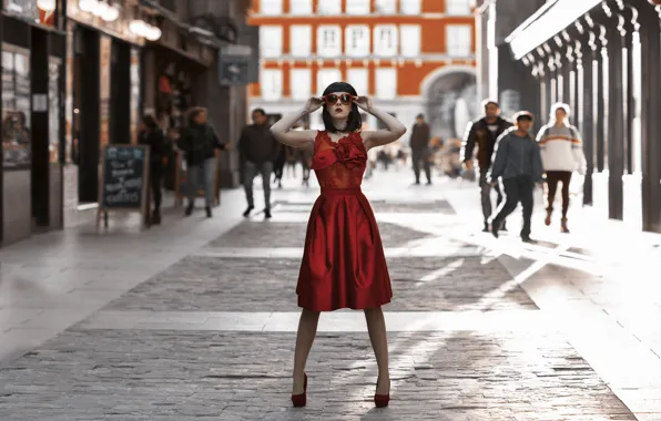 Картинка девушка, город, стиль, платье, очки, туфли, в красном