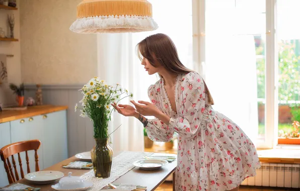 Картинка девушка, flowers, model, women, brunette, kitchen, white hat, looking at viewer