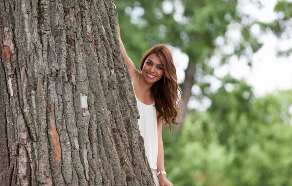 Картинка девушка, улыбка, дерево