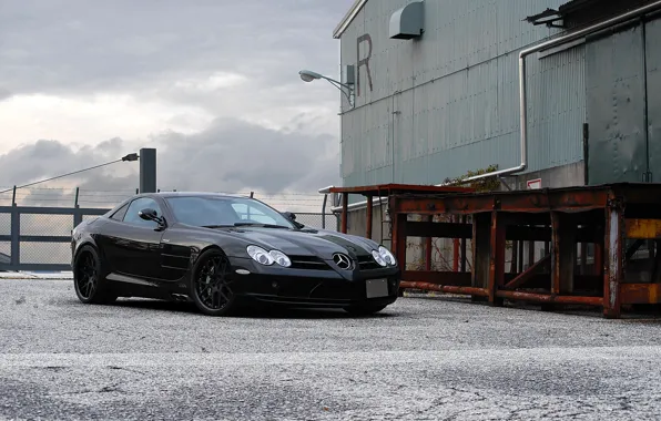 Картинка чёрный, здание, фонарь, black, Mercedes Benz, вид спереди, SLR McLaren, рампа