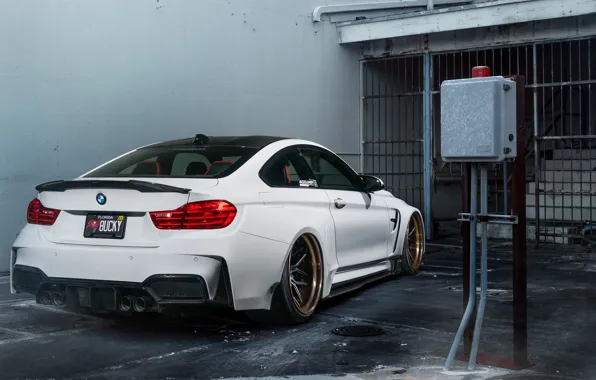 Гараж, BMW, BMW M4