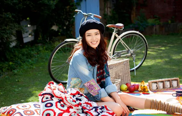 Картинка взгляд, девушка, велосипед, улыбка, яблоки, бананы, одеяло, рыжая