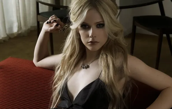 Avril, Lavigne, чёрный лак, на диване