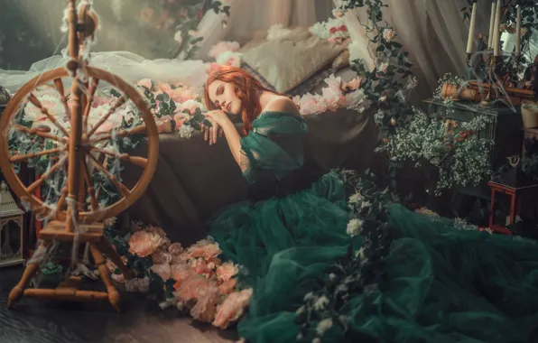 Картинка девушка, цветы, кровать, сон, платье, рыжая, рыжеволосая, Спящая красавица