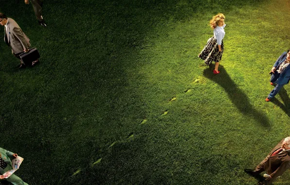 Картинка трава, взгляд, свет, следы, люди, газон, юбка, актриса