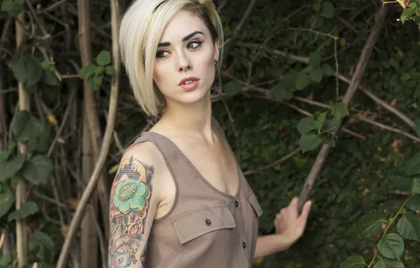 Картинка girl, woman, leaves, model, tattoo, blonde, tattoos, female