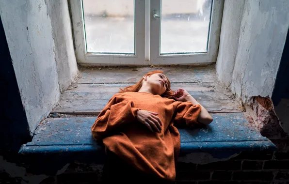 Девушка, окно, лежит, подоконник, Никита Ильичёв