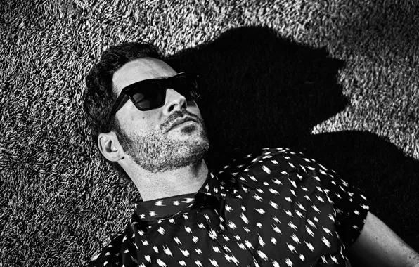 Скачать обои очки, черно белая, sunglasses, поза .лежит, Tom Ellis, Том ...