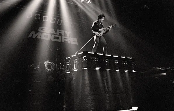 Singer, Gary Moore, musician, 1983, stage, Manchester Apollo, guitarrist