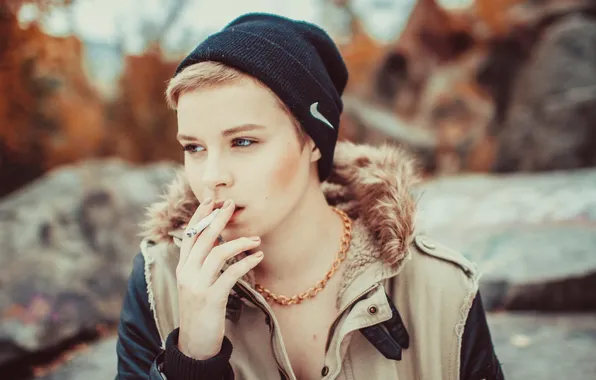 Девушка, фото, модель, шапка, куртка, блондинка, сигарета, курит