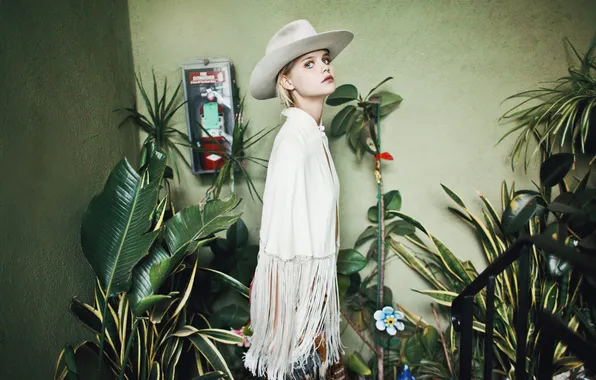 Картинка hat, lips, plants, cowgirl, direct gaze, fringe jacket, handrail, fire extinguisher