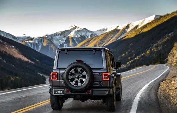 Картинка дорога, горы, 2018, Jeep, корма, тёмно-серый, Wrangler Sahara