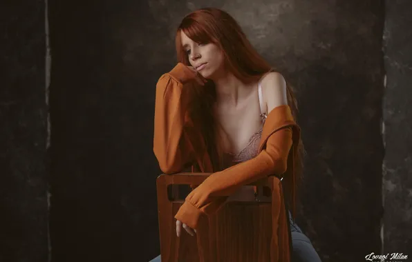 Картинка девушка, поза, фон, руки, рыжая, рыжеволосая, длинные волосы, Lovagi Milán