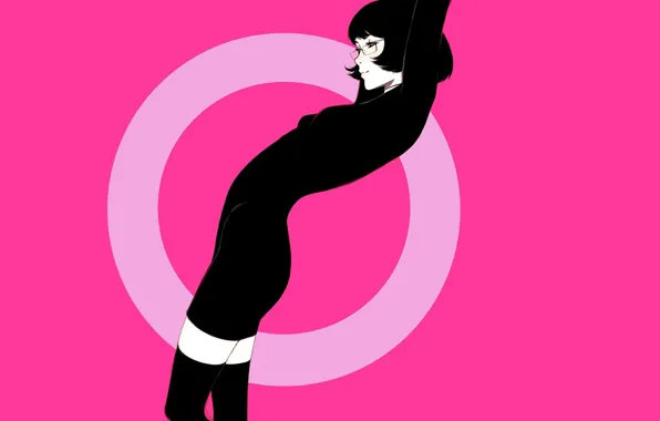 Картинка девушка, поза, стрижка, круг, брюнетка, очки, черное платье, розовый фон