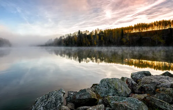 Картинка свежесть, туман, озеро, камни, берег, утро