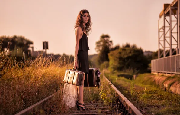 Картинка девушка, железная дорога, чемоданы