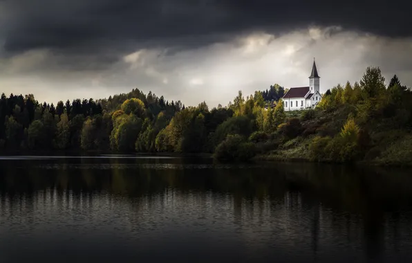 Картинка деревья, озеро, отражение, буря, зеркало, церковь, серые облака