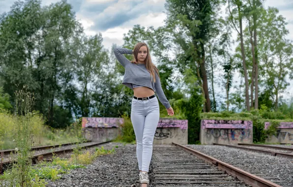 Девушка, фон, рельсы