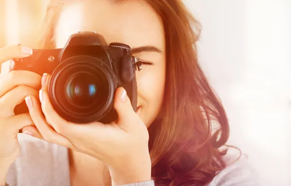 Картинка девушка, фотоаппарат, объектив, шатенка