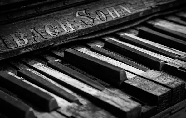 Картинка клавиши, Broken, old piano, Bach