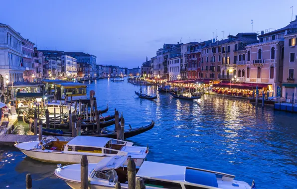 Картинка огни, дома, лодки, вечер, фонари, Италия, Венеция, катера