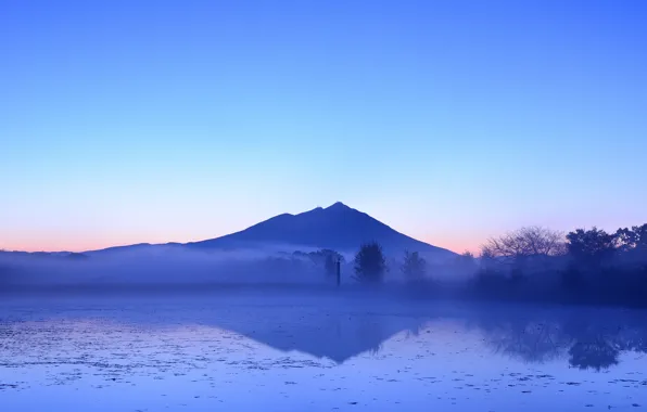 Картинка деревья, туман, озеро, отражение, гора, вечер, Япония, дымка