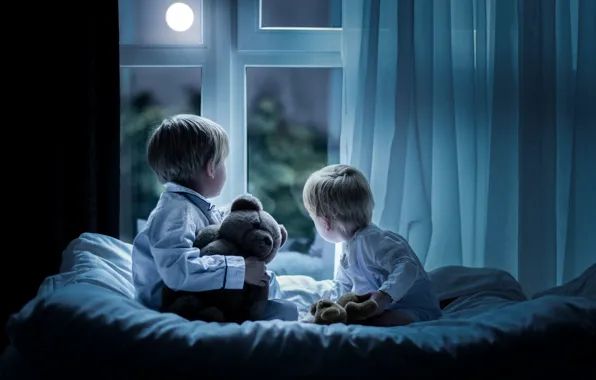 Дети, луна, окно, постель, медвежонок, мальчики, плюшевый мишка