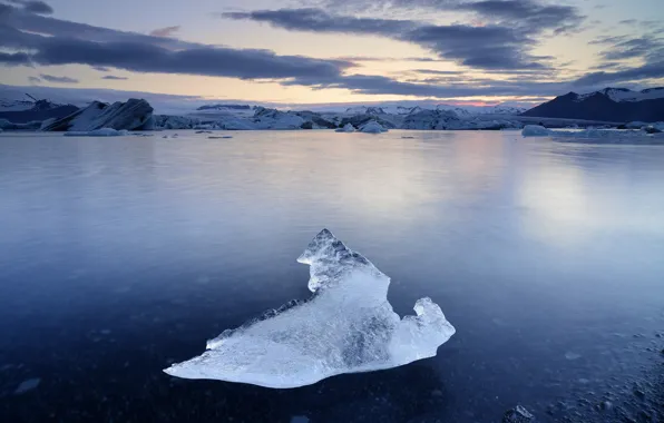 Озеро, льдина, сумерки, Исландия