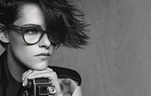 Картинка девушка, чёрно-белое, камера, актриса, очки, причёска, Kristen Stewart