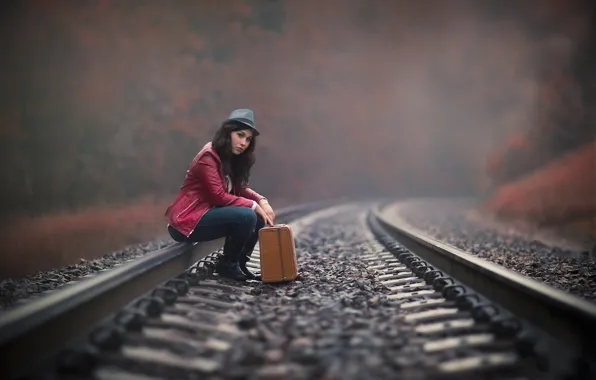 Картинка девушка, путь, рельсы, чемодан, ожидание