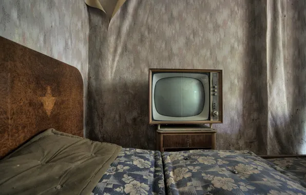 Картинка комната, кровать, телевизор