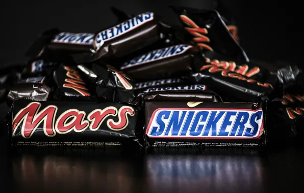 Картинка отражение, Snickers, Mars, черный фон, шоколадные батончики