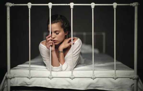 Картинка девушка, одиночество, кровать, Florian Weiler