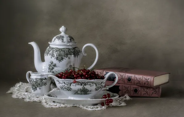 Стол, книги, чайник, тарелка, чашка, посуда, натюрморт, серый фон