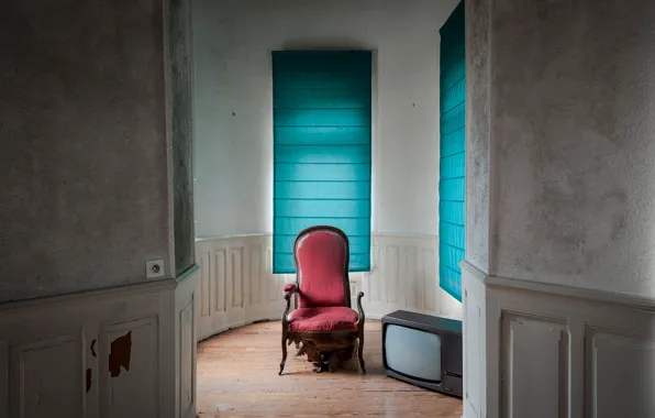 Кресло, дверь, телевизор