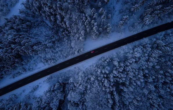 Картинка зима, дорога, машина, лес, снег, деревья, вид сверху