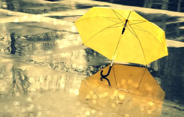 Картинка мокро, вода, капли, желтый, блики, отражение, зонтик, фон