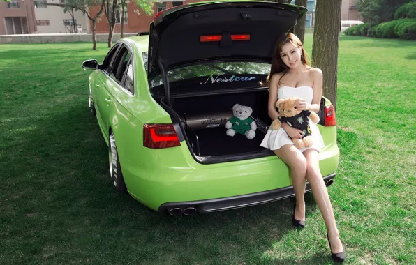 Взгляд, Audi, азиатка, красивая девушка, зеленый авто, открытый багажник