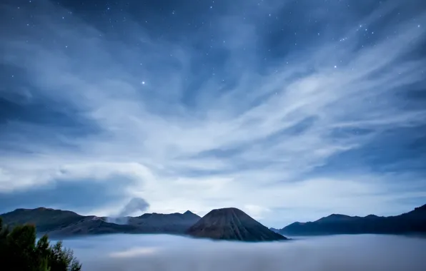 Картинка море, небо, звезды, облака, ночь, остров, вулкан, Индонезия