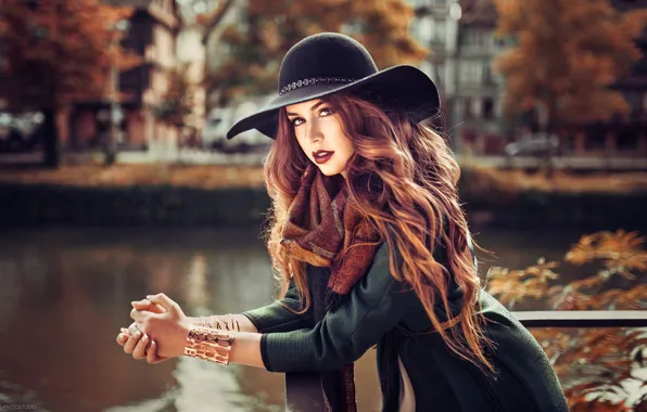 Картинка осень, взгляд, девушка, поза, фото, модель, волосы, шляпа