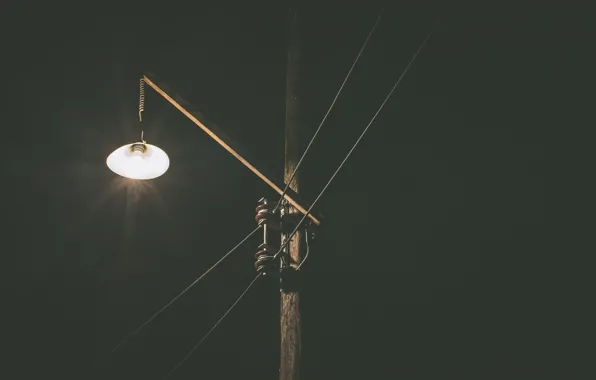 Ночь, провода, столб, фонарь