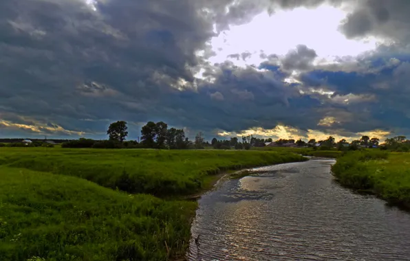 Река, село, облачность