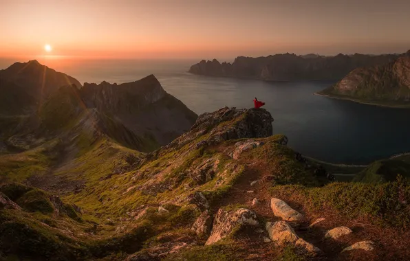 Картинка море, солнце, лучи, горы, скалы, женщина, остров, Норвегия