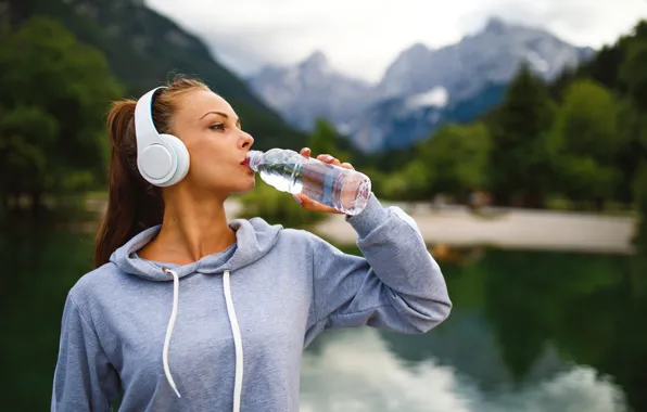 Вода, пейзаж, поза, бутылка, рука, портрет, макияж, наушники