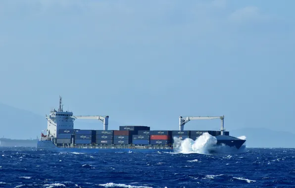 Море, шторм, контейнеровоз