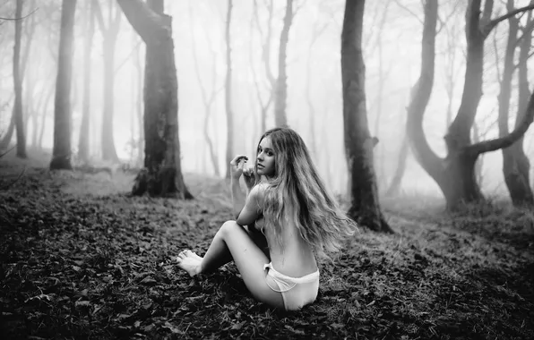 Девушка, голая, в лесу, Rosie Hardy